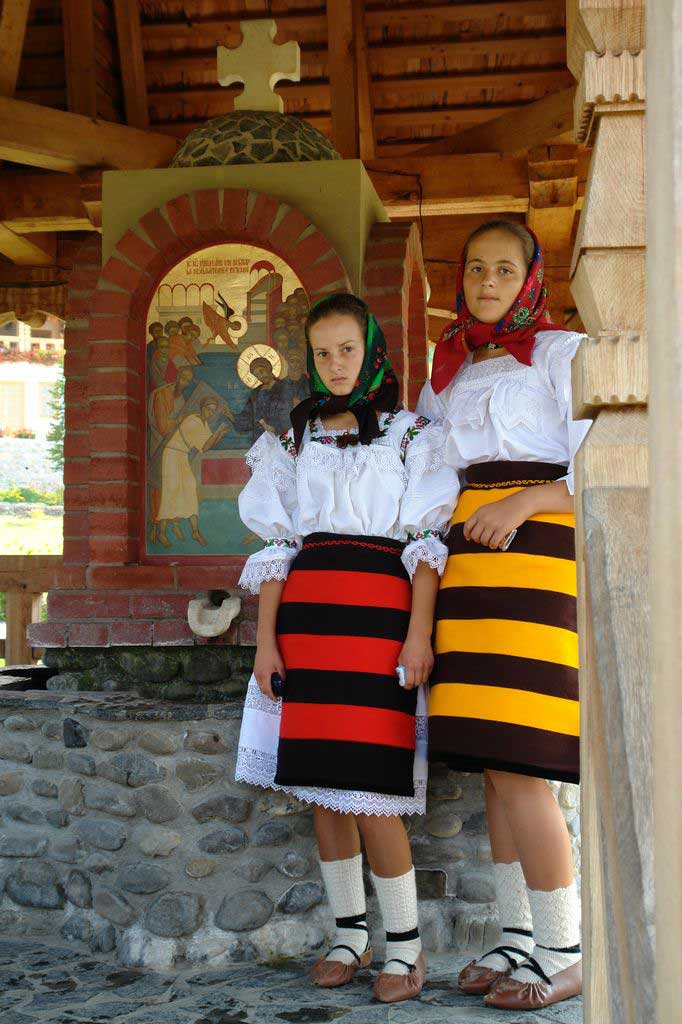 fete-maramures_barsana.jpg