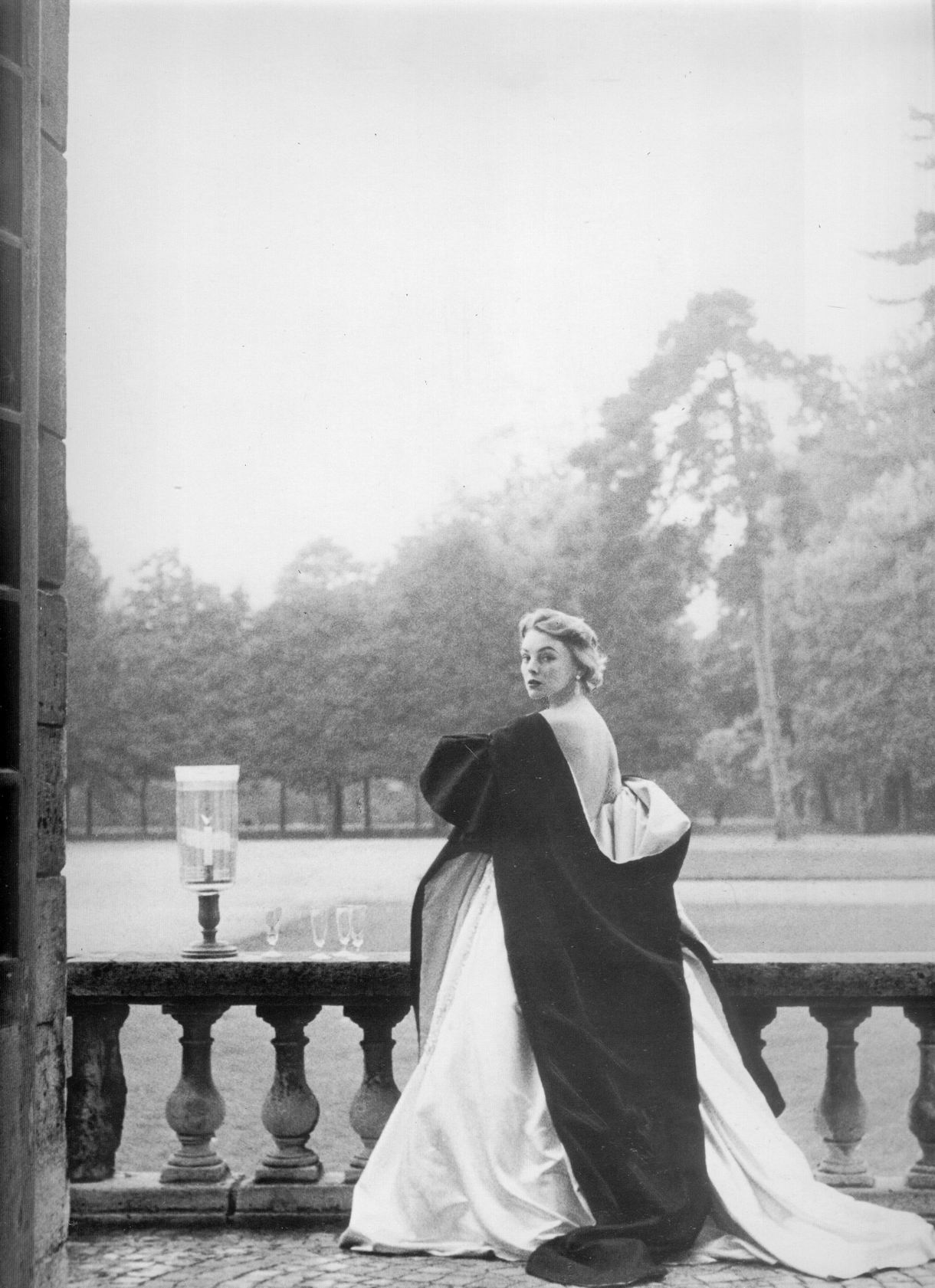 Margaret Philips pentru Givenchy, fotografiata de Henry Clarke in 1952