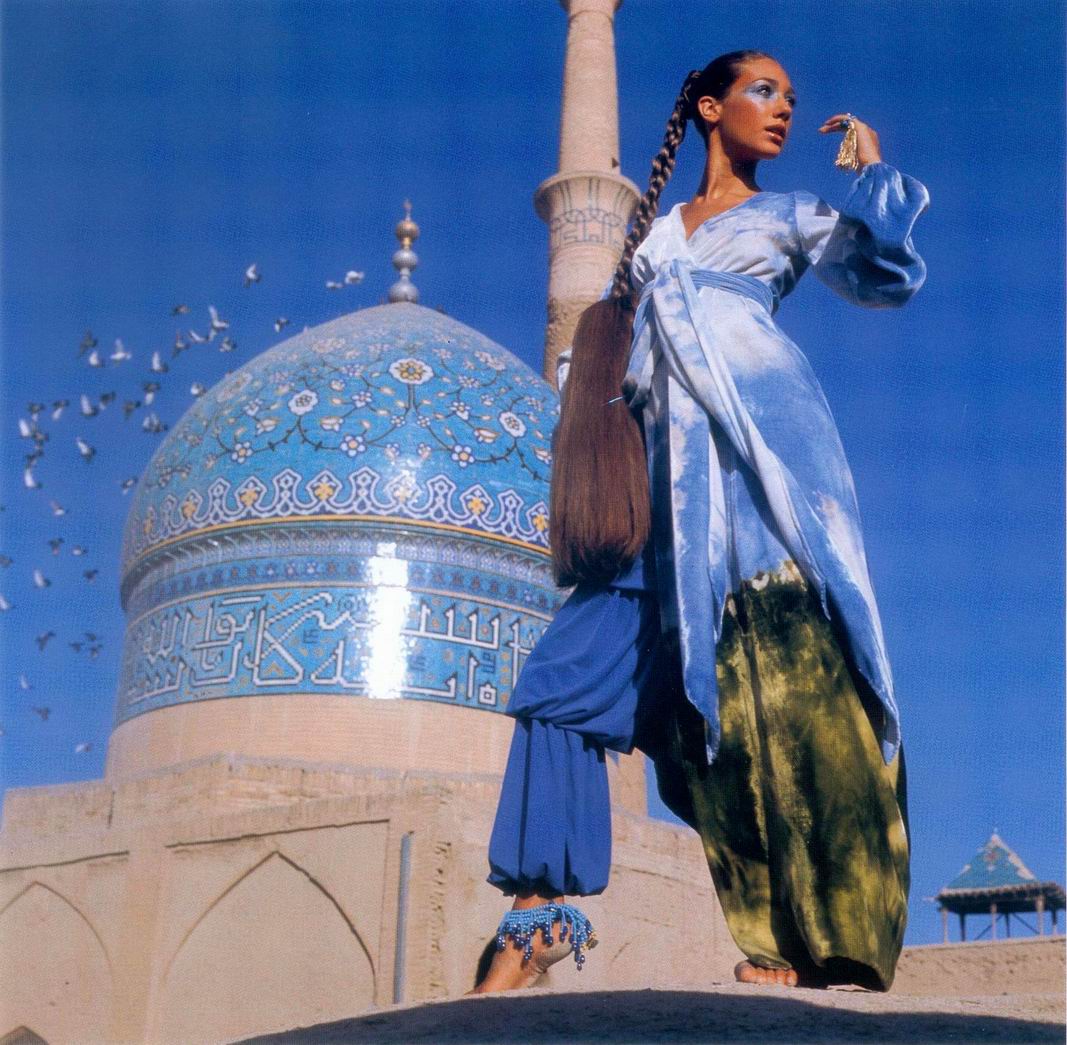 Marisa Berenson intr-o salopeta Halston, fotografiata de Henry Clarke in 1969