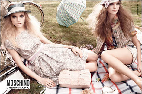 Moschino Cheap & Chic S/S 09, fFotograf: Tom Munro, manechine: Emma Maclaren si Nika Lauraitis