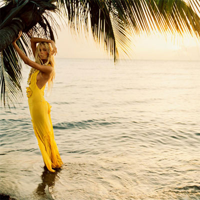 Pictorial “An Island in the Sun”, fotograf: Carter Smith, aparut in Vogue UK editia iunie 2005; model: Anja Rubik