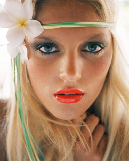 Pictorial “An Island in the Sun”, fotograf: Carter Smith, aparut in Vogue UK editia iunie 2005; model: Anja Rubik