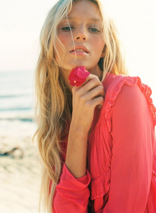 Pictorial “An Island in the Sun”, fotograf: Carter Smith, aparut in Vogue UK editia iunie 2005; model: Anja Rubik