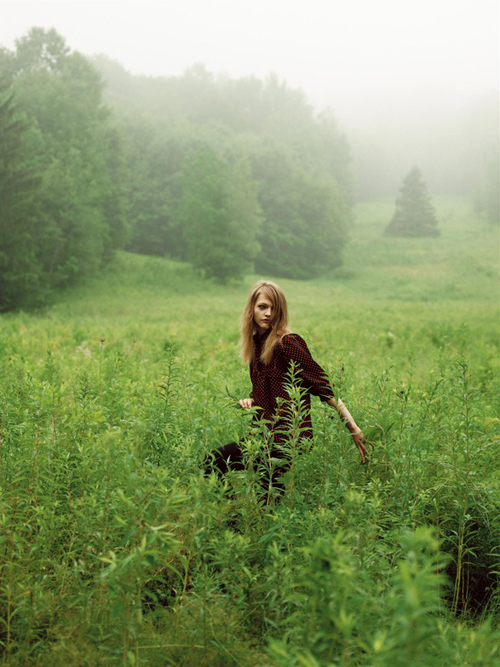 Morning Beauty, realizat de Nathaniel Goldberg pentru Vogue UK, editia noiembrie 2005; model: Sasha Pivovarova